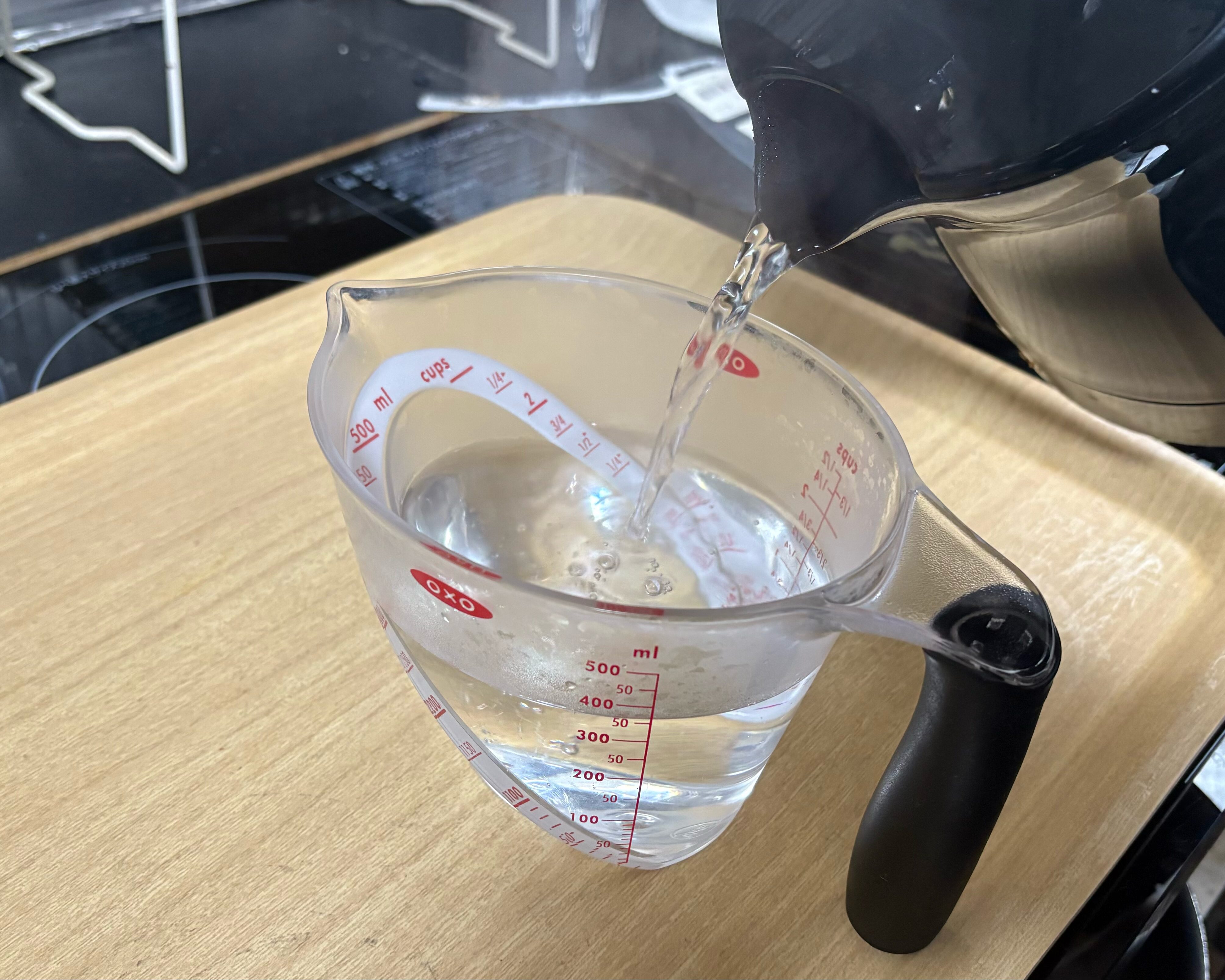 計量カップに熱湯をIN