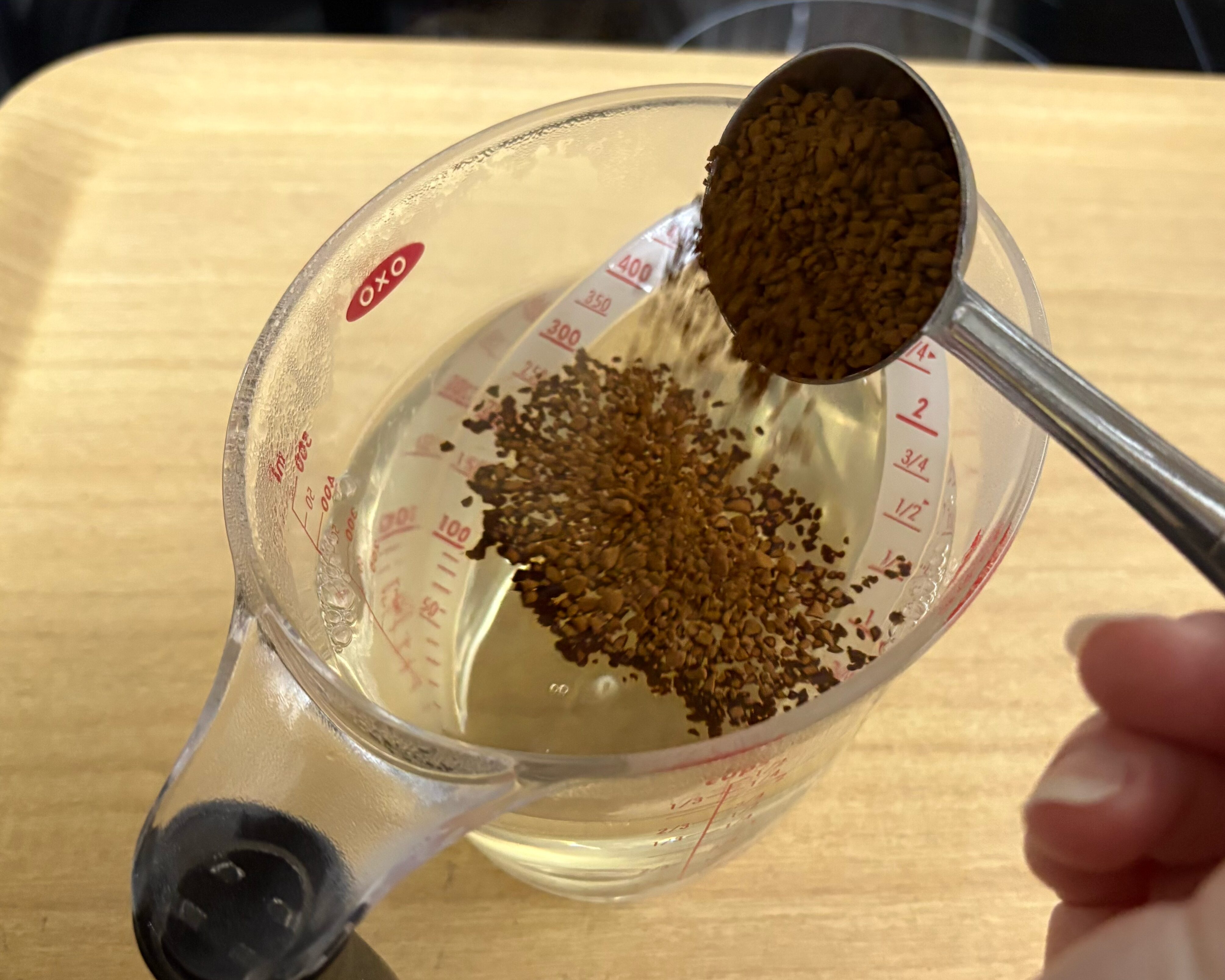 熱湯にインスタントコーヒーをIN