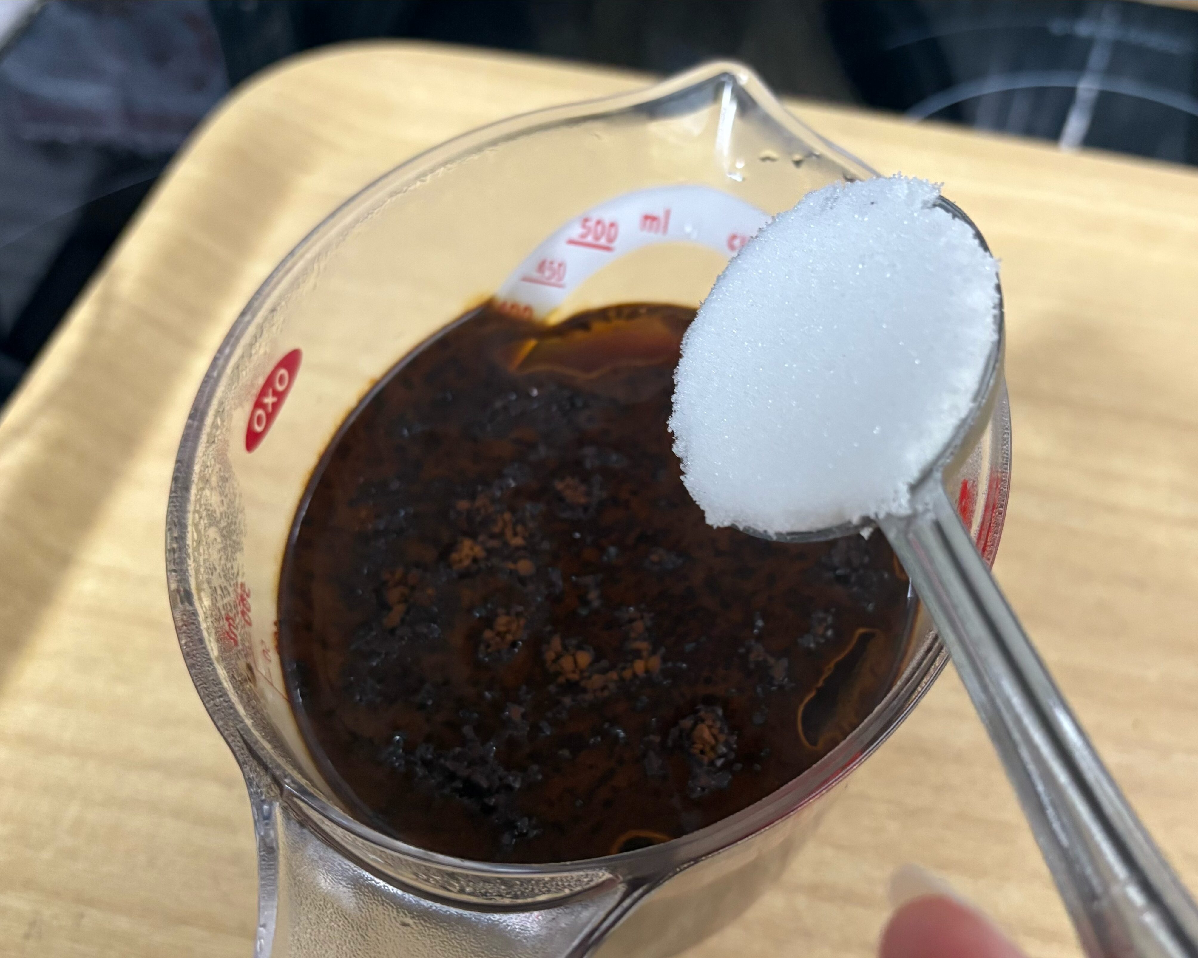 熱湯に砂糖をIN